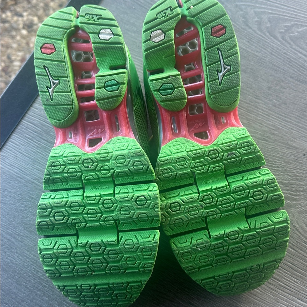 Mizuno Green and Red Athletic Shoes - Picture 5 of 5